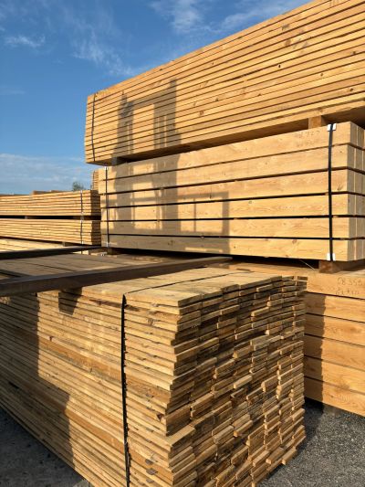 Poutres, madriers et planches de pruche pour projets de structure, ossature et charpente.
