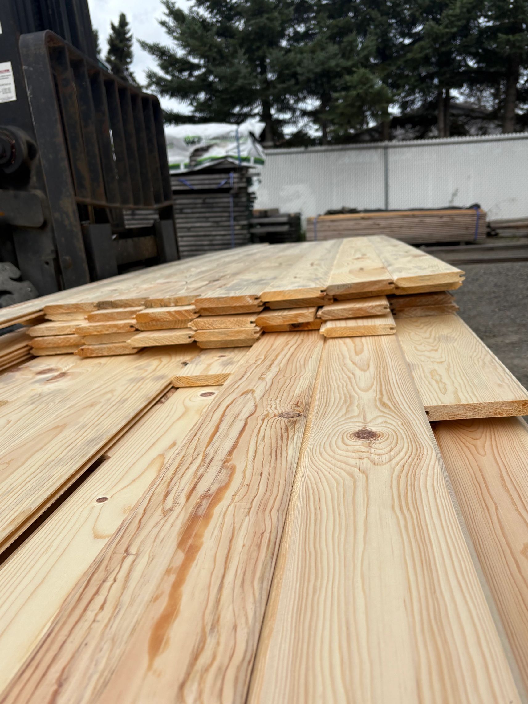Planches de pin rouge embouveté V-joint 6 po aux teintes rosées et bleutées