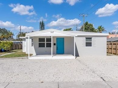 Fully renovated 2 bed, 1 bath apartment in a charming Croissant Park triplex—just 5 minutes from Las