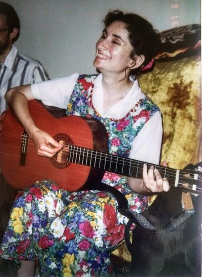Shoshana performing at a kumsitz. Photo by Ira H.