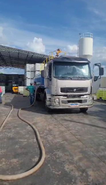 Caminhão abastecendo Caixa dágua e Piscina