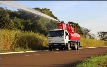 Caminhão Irrigando paisagismo