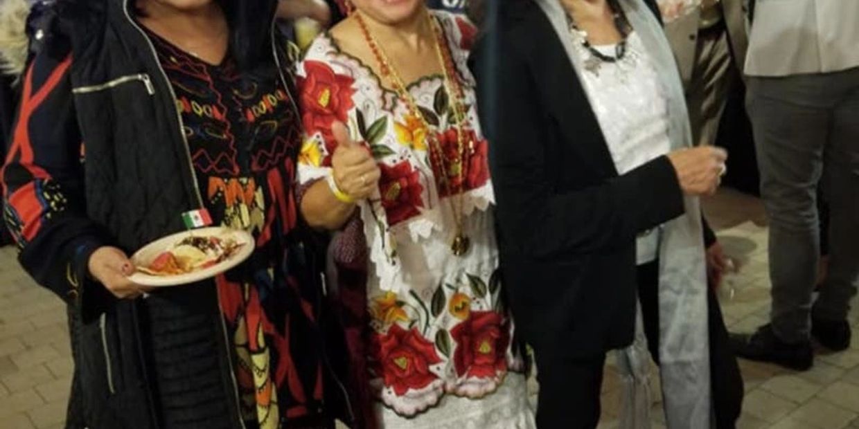 Sara Zapata Mijares (centro) con las escritoras Sol Ceh y Sara Poot