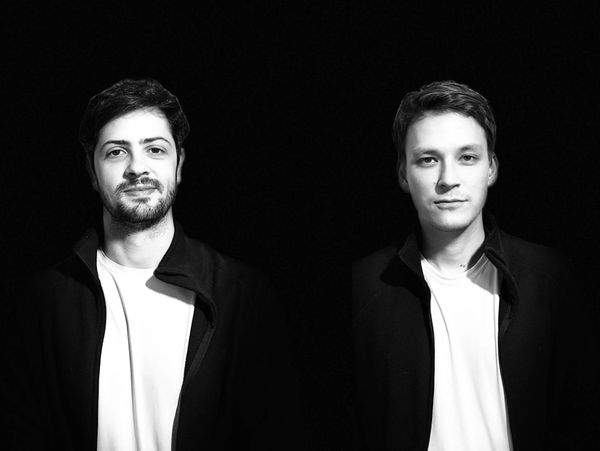 Imagem preto e branco dos fundadores da empresa