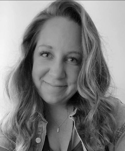 Black and white photo of Liz Close, LMHC-D and owner of Inner Light Mental Health Counseling, PLLC