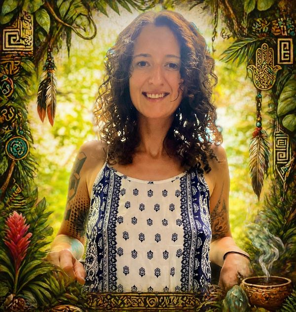 Mulher sorridente em ambiente decorado com símbolos e vegetação.