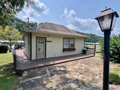 Star Point Resort Mountain Laurel cabin exterior entrance with lamppost across from Star Point Marin