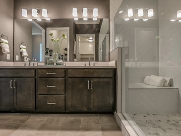 Large bright shower with shower bench for more relaxation