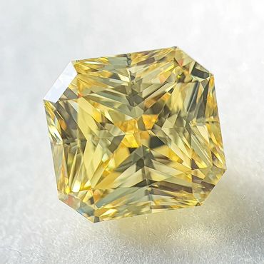Close-up of a radiant intense yellow diamond with intricate facets. diamondweek.be