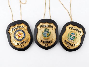 Três distintivos da polícia brasileira.