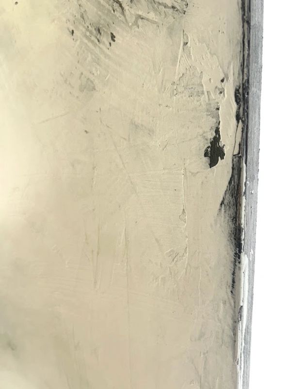 Pared con pintura blanca desconchada y estropeada.