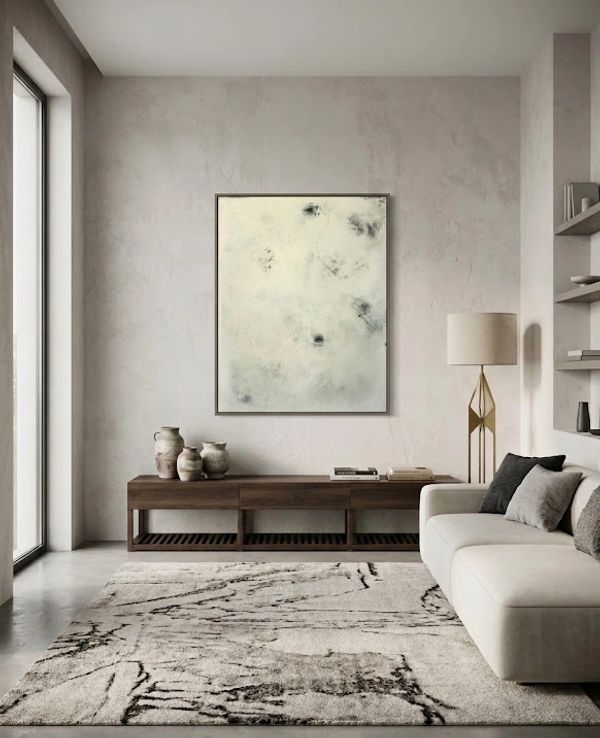 Sala moderna con sofá blanco y decoración minimalista.