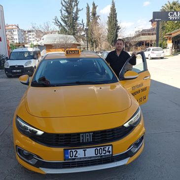 Sarı taksi ve kapısı açık duran adam.