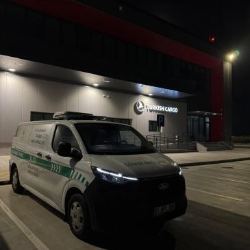 Gece vakti Türk Hava Yolları kargo aracı park halinde.