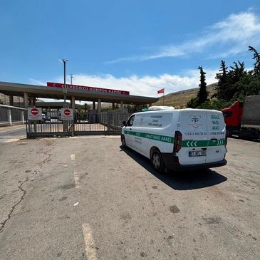 Cenaze aracı Çevre Yolu Gümrük Kapısı önünde duruyor.