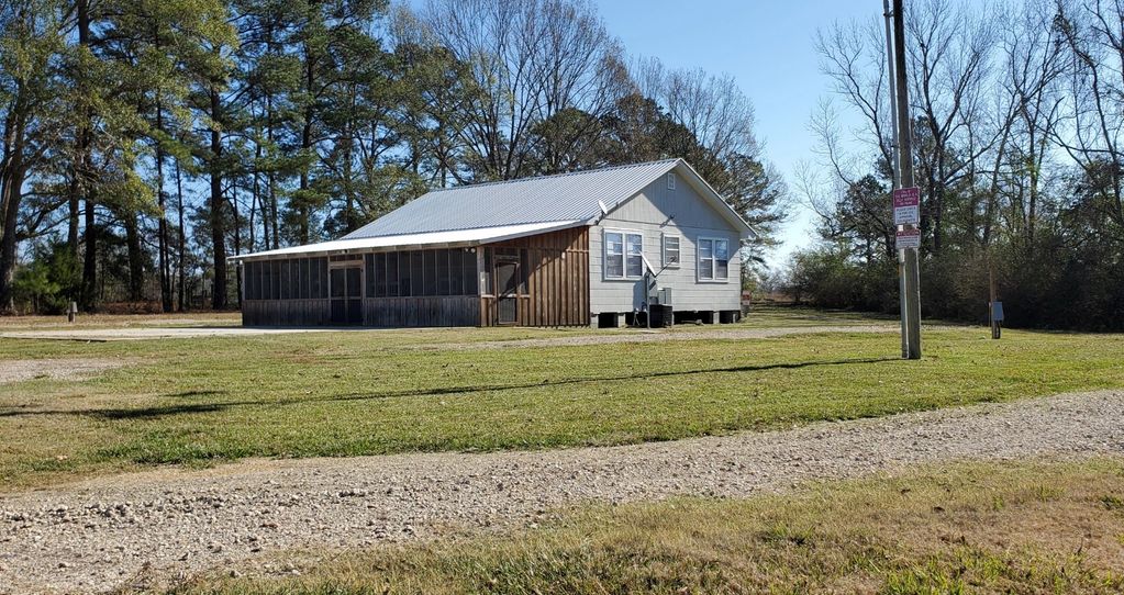 guesthouse and screened in porch for end o the world rv park in mississippi