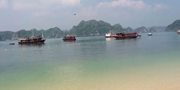 La bahía de Ha long, llamado el "Dragón Descendente" de extraordinaria belleza natural