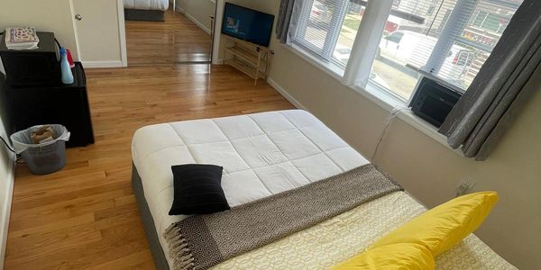 Lucky dice bedroom. Full closet + Queens size bedroom + Fridge + Microwave + TV