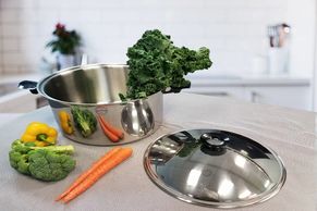 BioNcookware pot with kale