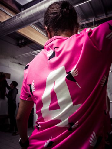 Dos du maillot rose ALKE avec le numéro 4