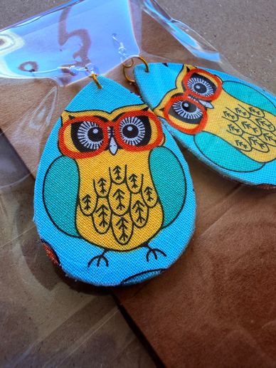 Rustic Revival Drops
Handcrafted from warm wood and upcycled fabric, these teardrop earrings bring