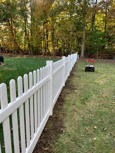 white dog ear picket vinyl fence