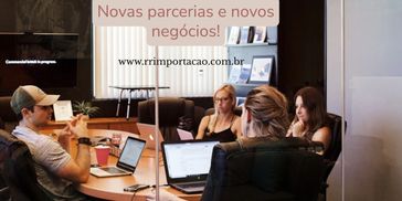 uma sala comercial, fazendo reunião com os parceiros comerciais.