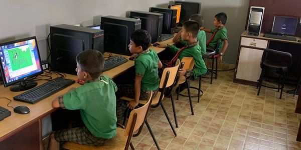 Ein neues Computer-Kabinett in der Schule von Bachhauli