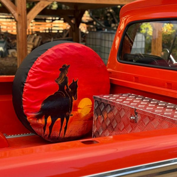 Housse « cowgirl » pour roue de secours d'une Ford F100 de 1966