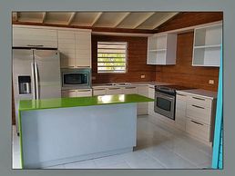 Cocina de PVC a la medida para Airbnb, casa de playa con cuarzo. Construida en Puerto Rico.