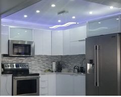 Cocina blanca en PVC a la medida con tope en cuarzo. Construida en Puerto Rico.