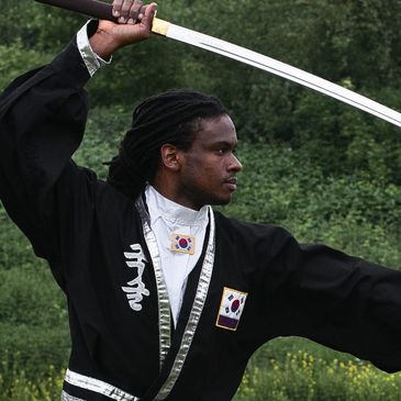 Instructeurs demonstreren het zwaard