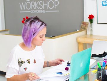 diseñadora de moda en workshop coworking