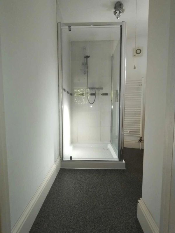 Shower tray, shower cubicle, shower installation