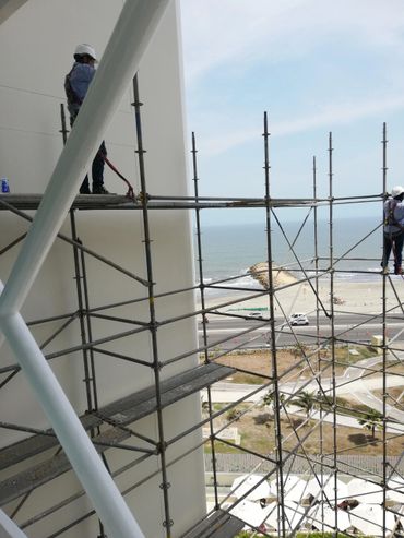 Armado de andamio en edificio