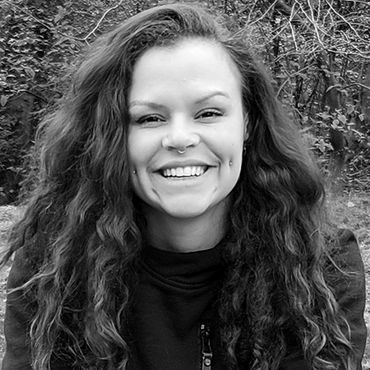 Jessica, Human.Nature copywriter and creative is looking into the camera and smiling.