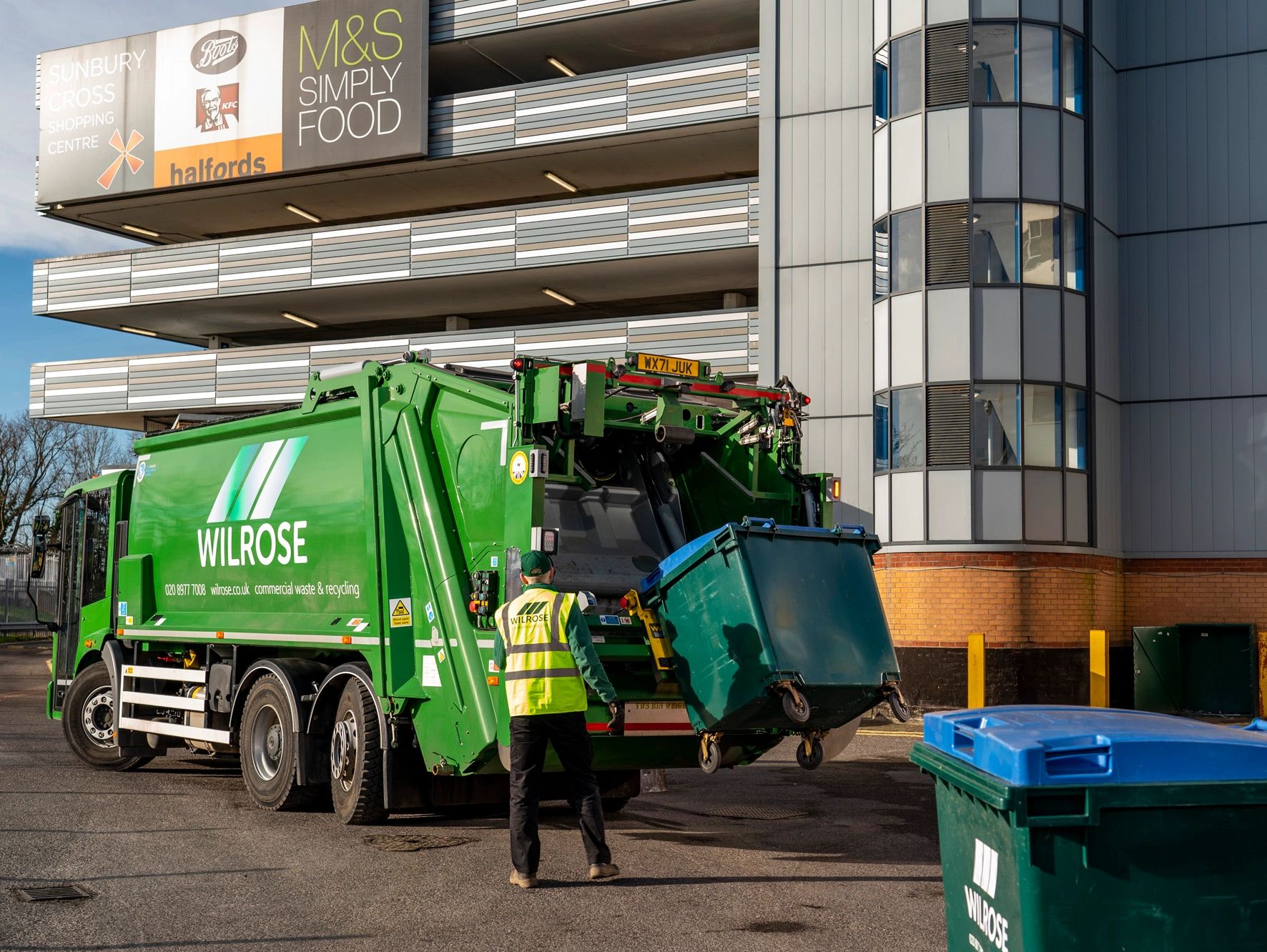 Wilrose dustcart collecting commercial waste in windsor, berkshire.