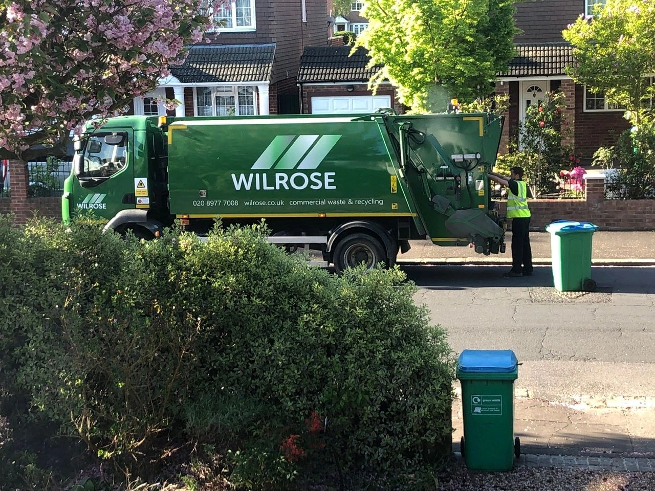 Green Waste dustcart emptying green waste bins in Richmond, Surrey and Middlesex.