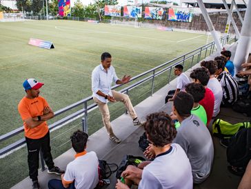 Daniel Ramírez charla de psicologia deportiva a equipo de futbol barca academy