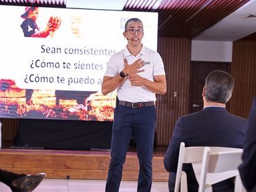 Daniel Ramírez impartiendo una charla para Seguros Reservas