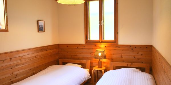 remodeled lower room in wooden cabin niseko ski resort lodge hotel comfortable luxury ニセコホテル　ペンション