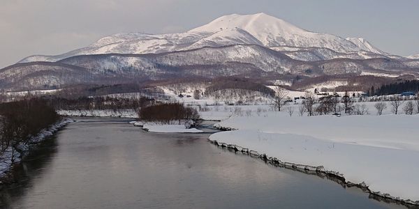 beautiful view of Shiribetsu rivier Niseko Annupuri mountain range background snow field 尻別川　冬で　雪多い