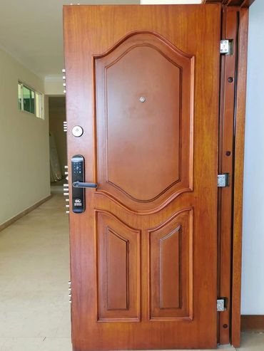 Puerta Blindada MEGALOCK con Cerradura Inteligente