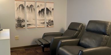 picture of acu lounge room at Ruby Acupuncture Clinic showing two recliners