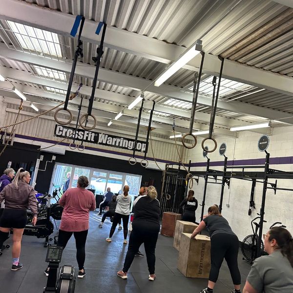 crossfit-group-workout-pullup-rowing-boxjumps