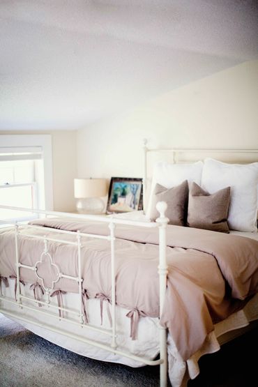 King size bed in vacation rental.