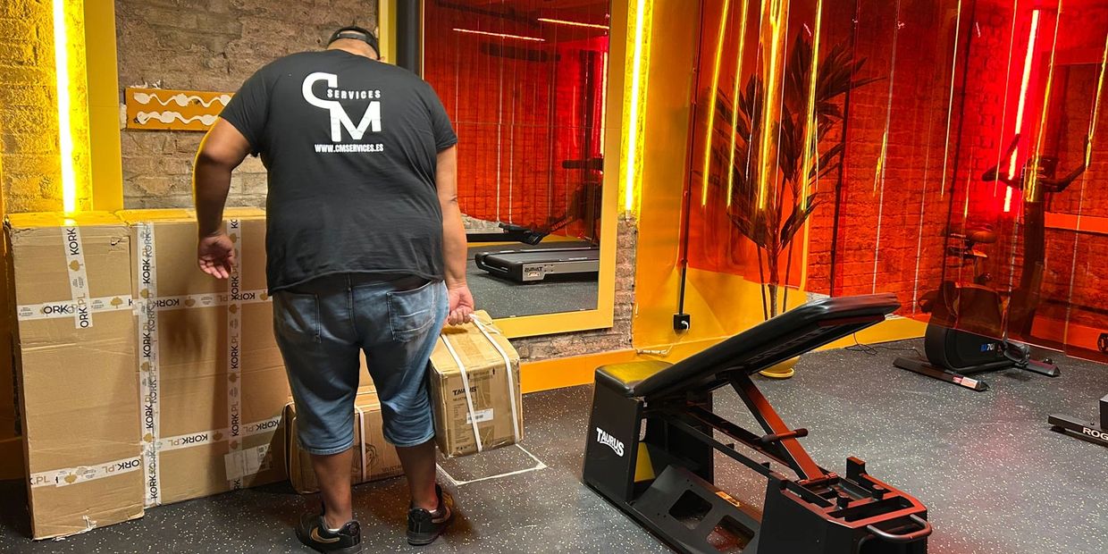 persona acomodando cajas