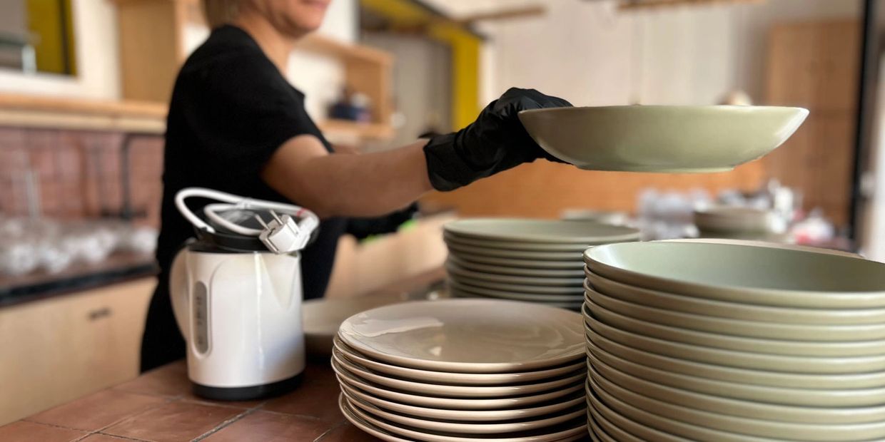 persona acomodando unos platos