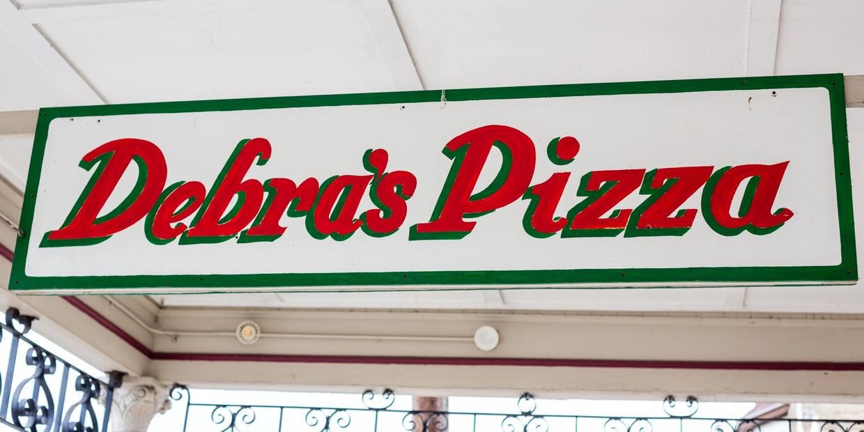 Debra's Pizza logo