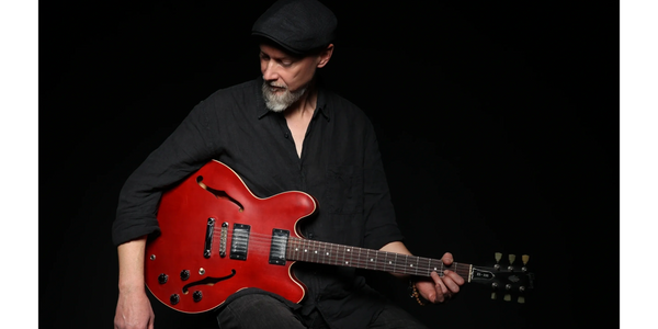 Marcus Schultz (Marcus Friedrich Schultz) beim Gitarre spielen